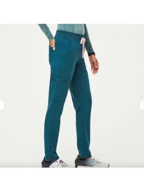 Yola Skinny Leg Scrubs Pants in Caribbean Blue | FIGS
